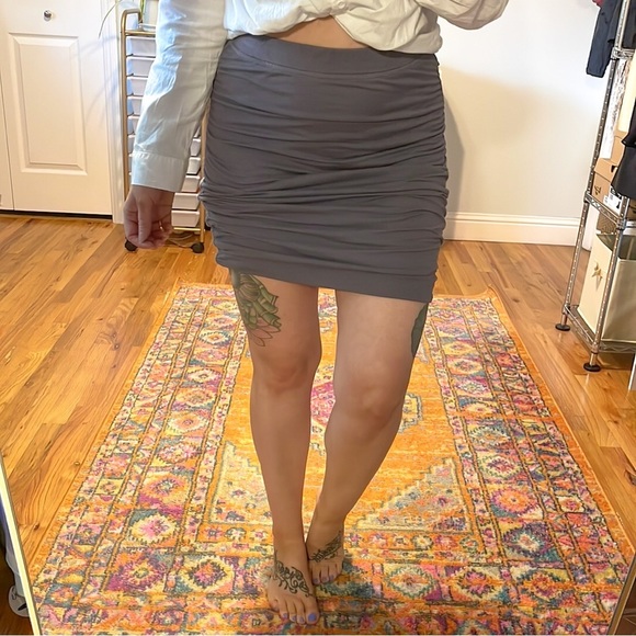SPLENDID | Ruched Mini Skirt Light Grey Purple - Picture 1 of 12